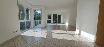 Schöne-Moderne 4,5-Raum-Wohnung mit Balkon und Einbauküche in Rottenburg