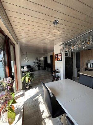 Freundliche 2-Zimmer-DG-Wohnung mit Dachloggia und neuwertiger Einbauküche in Neu-Ulm / Pfuhl