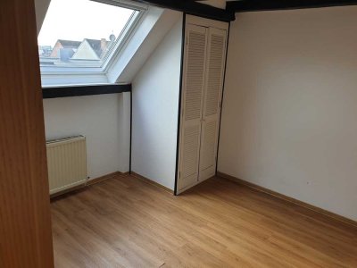 Schöne und gepflegte 2,5-Raum-Dachgeschosswohnung mit Einbauküche in Lübeck