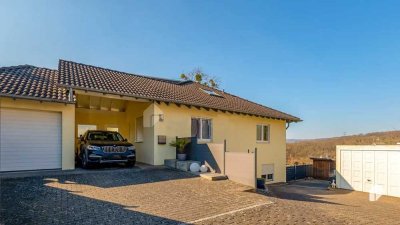 Von Privat. Schöne und neuwertige 3,5-Zimmer-Maisonette-Wohnung mit geh. Innenausstattung mit EBK