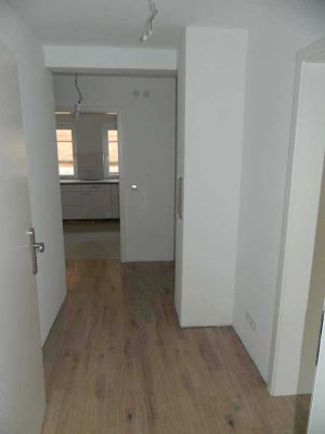 Renovierte denkmalgeschützte Hochparterre-Wohnung mit 2,5 Zimmern und Einbauküche in zentraler Lage