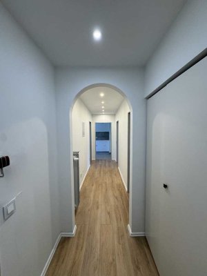 Hochwertig renovierte 2-Zimmer-LUXUS-Wohnung mit Balkon, Schwimmbad und Sauna