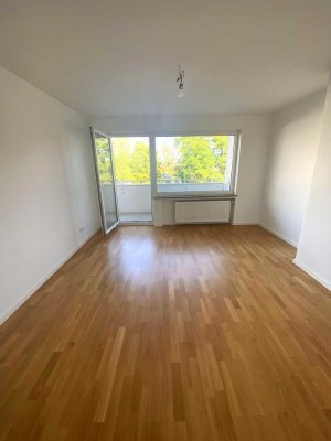 Modern sanierte 3-Zimmer-Wohnung mit Balkon und Einbauküche in München-Laim