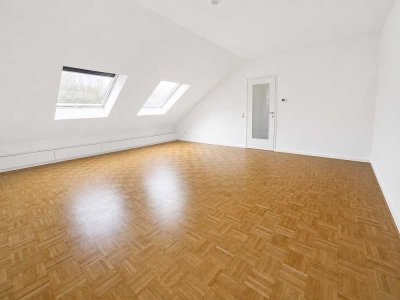 helle, geräumige & frisch renovierte 2 Zimmer Dachgeschosswohnung