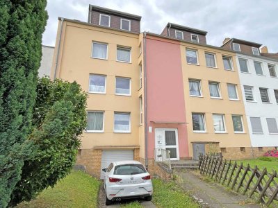Attraktive, moderne Dachgeschosswohnung mit 4 Zimmern, teilüberdachter Terrasse und 2 Garagen