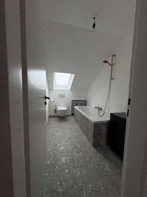 Ideal für Singles: Frisch sanierte 2,5-Zimmer-Dachgeschosswohnung – Erstbezug 2025 in Moosburg