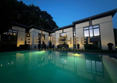 Außergewöhnliche und stylische Villa mit Außenpool in ruhiger und grüner Lage