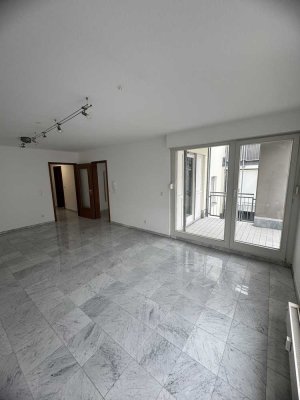 Schöne 2 Zimmer Wohnung mit EBK + Balkon und TG
