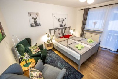 Exklusive, vollst. renovierte 1-Zimmer-Hochparterre-Wohnung mit geh. Innenausstattung mit EBK