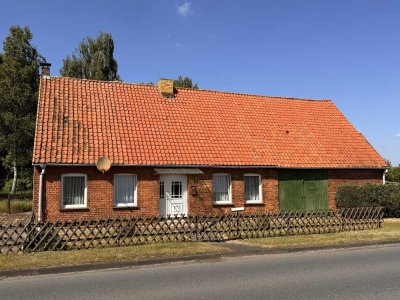 Sanierungsbedürftiges Einfamilienhaus mit großzügigem Grundstück in verkehrsgünstiger Lage