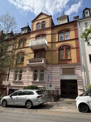 ''Beliebte Wohnlage''
Schöne 3-Zimmer Altbauwohnung mit zusätzlicher Ausbaumöglichkeit