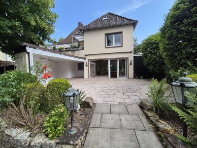 Attraktive und vollst. renovierte 3-Raum-EG-Wohnung mit geh. Innenausstattung mit Balkon in Detmold