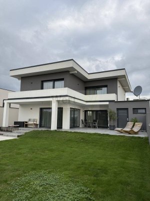 Modernes Einfamilienhaus in Grünruhelage mit Garten &amp; Pool zu verkaufen!