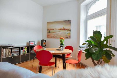 Tür auf. Altbau an. Hamburg genießen.