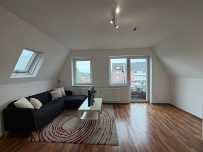 Charmantes Dachgeschoss-Apartment mit Balkon, Stellplatz und Möblierung