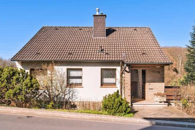 Charmantes Einfamilienhaus mit Einliegerwohnung, Garten und Teilungsperspektive in Herdecke-Nacken