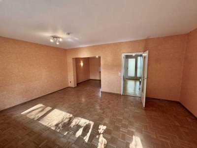 Sofort Frei: Reihenmittelhaus in Ludwigsburg, Eglosheim mit Potenzial - Garten & Garage