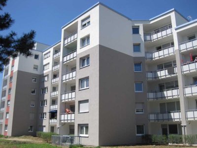 Renovierte 3 - Zimmer Wohnung mit Balkon und Einbauküche in modernisierter Wohnanlage!