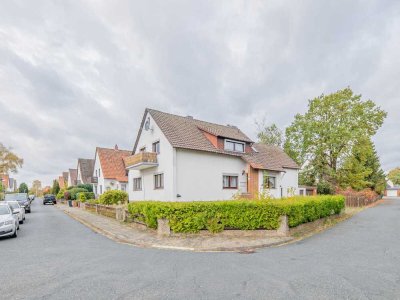 Einfamilienhaus mit Dachgeschosswohnung und   Messezimmer sowie Garten und Garage in Lehrte - Aligse