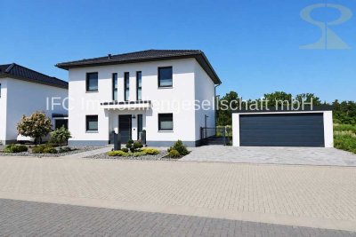 Neubau-Stadtvilla mit Doppelgarage und Pool auf Grundstück mit unverbaubarem Blick