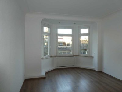 Komplett sanierte 2-Zimmer Altbauwohnung mit Erker und Balkon!