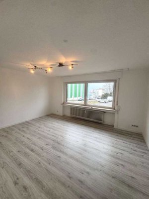 Schöne Große Wohnung, ebenerdig, mit Stellplatz vor der Tür. Frisch renoviert