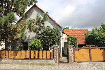 Solides Wohnhaus mit Nebengelass, Garagen und großem Naturgarten am Ortsrand von Süptitz