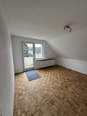 Erstbezug nach Sanierung mit Balkon: Exklusive 3-Zimmer-DG-Wohnung mit geh. Innenausstattung