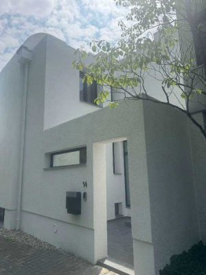 Moderne Vierzimmerwohnung im mediterranen Stil mit Dachterrasse