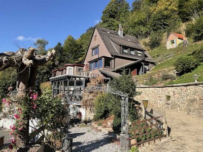 Freistehendes Einfamilienhaus mit Innenpool und Weitblick über Lerbach