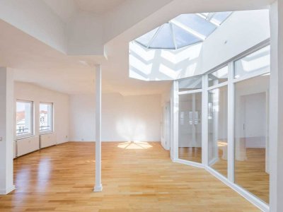 Absolute Kaufgelegenheit: Dachgeschosswohnung mit Seltenheitswert und eindrucksvoller Glaskuppel