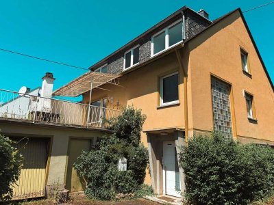Freistehendes Einfamilienhaus mit 4 Garagen und viel Potenzial