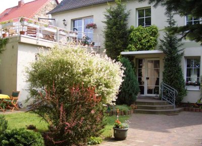 Sanierte 2,5-Zimmer-EG-Wohnung mit eigenem Eingang, Einbauküche, Vorgarten in Kabelsketal