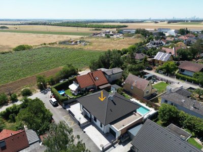 Exklusiver Bungalow in Grünruhelage ein Wohnen auf höchstem Niveau mit Pool und Smart-Home-System