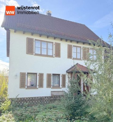 Ländliches Wohnhaus mit großem Grundstück und weiteren Anbauten in Adelmannsfelden