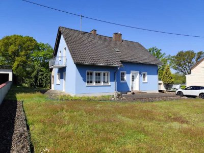 Freistehendes Einfamilienhaus mit Wintergarten und großem Garten