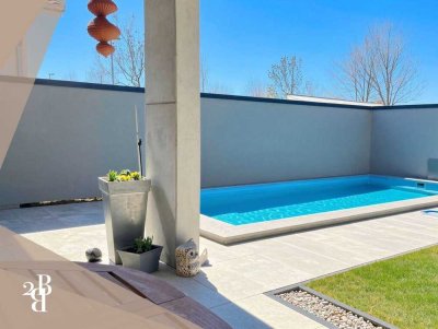 Komfort und Klasse : Modernes Einfamilienhaus mit Kamin und Pool