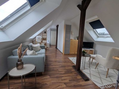 Charmantes, möbliertes Maisonette-Dachgeschoss-Apartment in Düsseldorf-Niederkassel