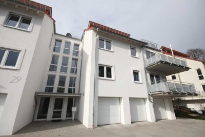 Helle, moderne Wohnung Hochparterre mit großem Balkon