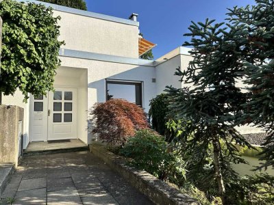 Wohnglück mit Weitblick: Terrassenhaus mit kleinem Südwestgarten