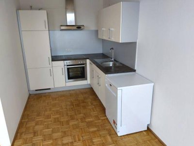 Helle 2 ZIMMER-Wohnung + neuwertige Einbauküche + Bad mit Wanne + extra WC + Klimaanlage + Lift!