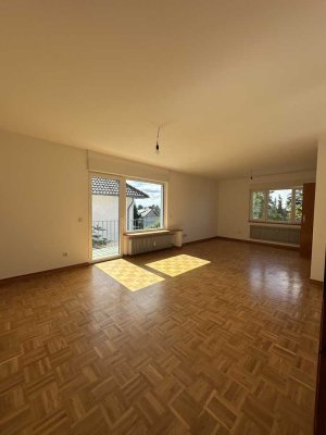 Helle 3-Zimmer-Wohnung in bester Hanglage von Auerbach – mit Balkon, Parkett und Einbauküche
