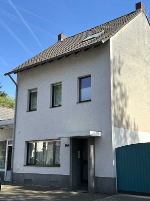 Einfamilienhaus mit direktem Rheinblick