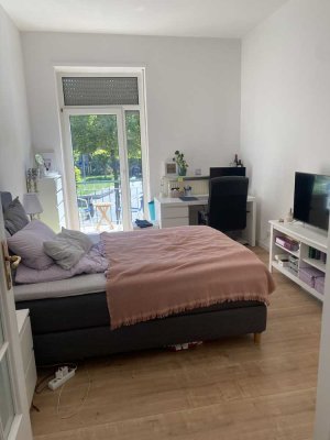 Sehr schön sanierte Wohnung mit Balkon und Wohnküche am Neumarkt!