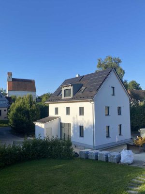 ERSTBEZUG: Großzügige Wohnung mit 2 Schlafzimmern, Balkon und Gartenanteil in Aichach