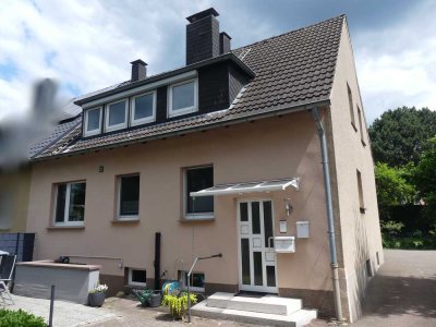 Zweifamilienhaus in Sackgasse - Garagen, Garten, ruhige Lage