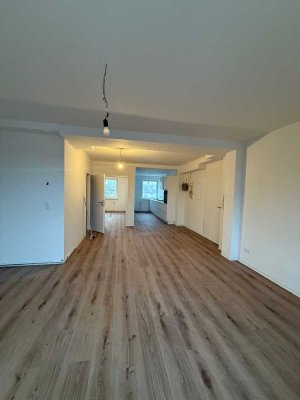 NEU! sanierte 2-Zimmer Wohnung mit Balkon in zentraler Lage