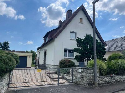 BAD HOMBURG: Freistehendes Einfamilienhaus mit Ausbau-Potential auf traumhaft großem Grundstück!