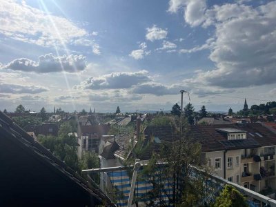 FREIBURG FEELING PUR! Traumhafte 3-Zimmer-Maisonette-Wohnung mit Aufzug, Stellplatz und Dachterrasse
