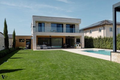 DER PURE LUXUS | DESIGNERVILLA MIT GARTEN &amp; BEHEIZTEM POOL | VIDEO-PRÄSENTATION